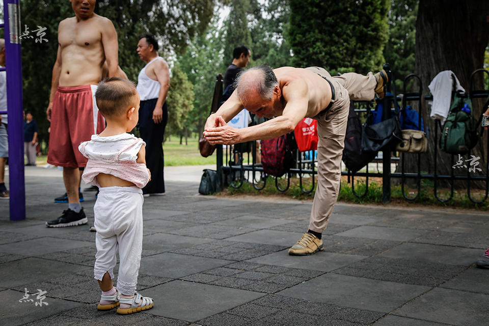 Un anciano realiza acrobacias en el parque del Templo del Cielo en Beijing.