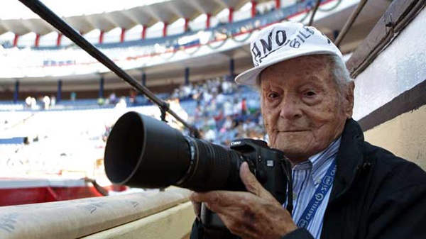 Muere a los 103 años el mítico fotógrafo taurino 'Canito'