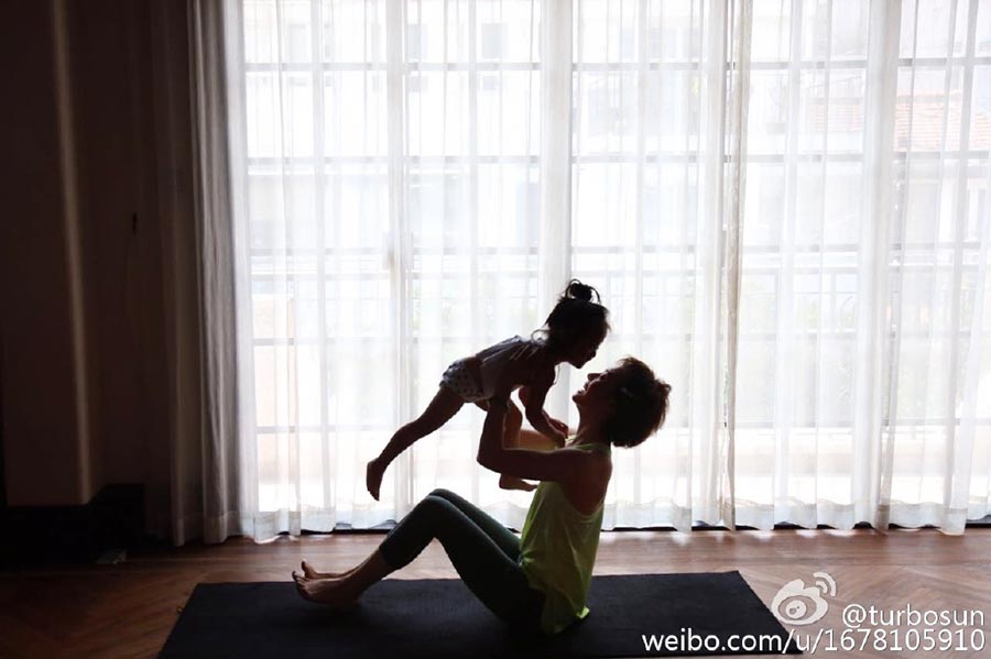 Fotos de actriz practicando yoga con su hija se convierten en fenómeno viral