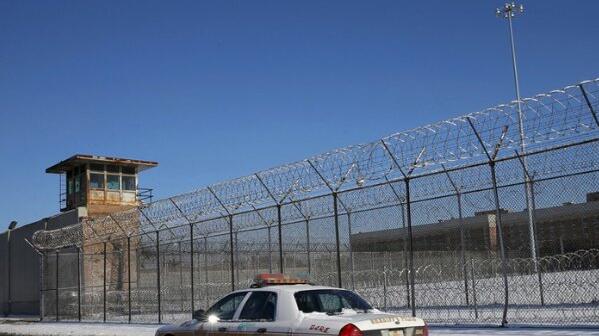 Presos controlan y mantienen rehenes en la mayor prisión de los EE.UU.