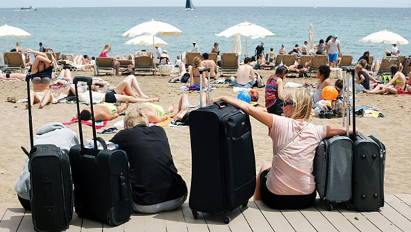 Francia prohíbe los bolsos grandes en la playa de Cannes por seguridad