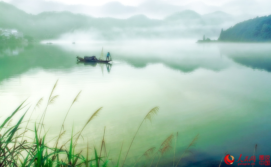 Río Xin'an en la niebla del amanecer