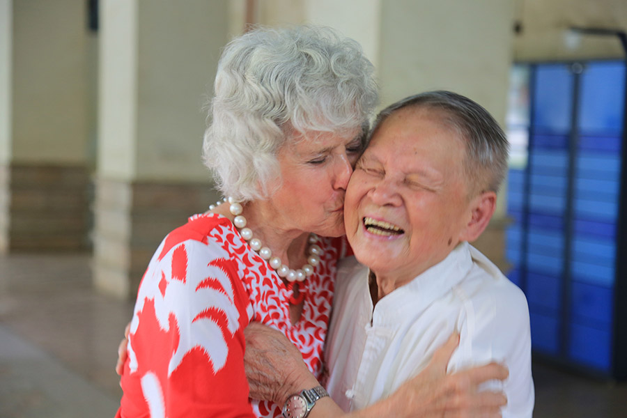 Mary Previte (izquierda) besa a Wang Chenghan durante el reencuentro de las familias después de 71 años, en Guiyang, China, el 27 de julio de 2016. [Fotografía de Jun/chinadaily.com.cn Yang]