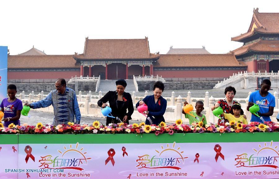  Esposa de presidente chino pide mayor apoyo a niños huérfanos por sida