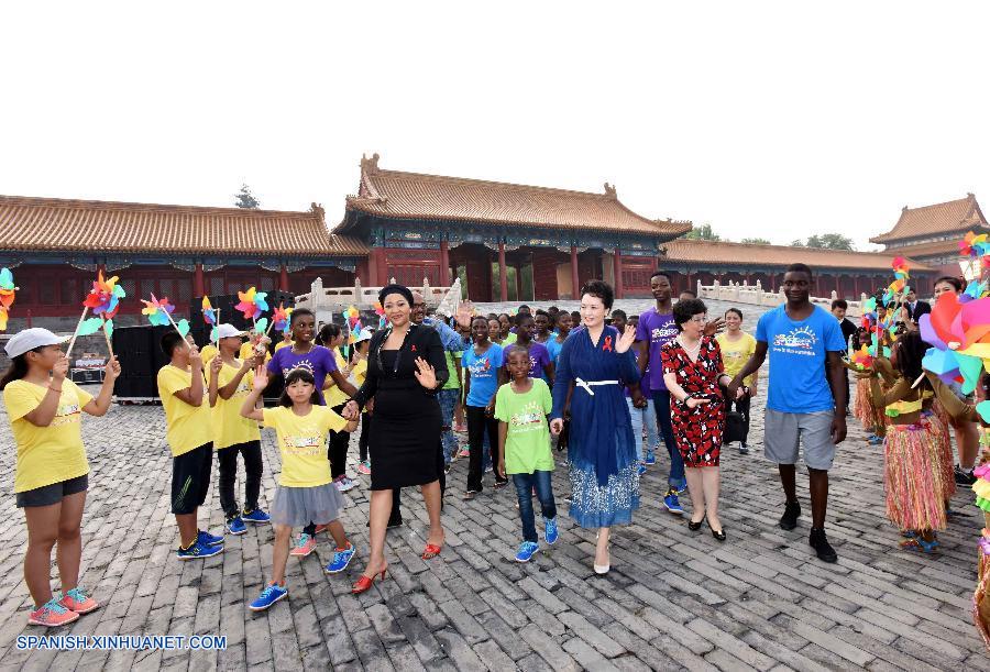  Esposa de presidente chino pide mayor apoyo a niños huérfanos por sida