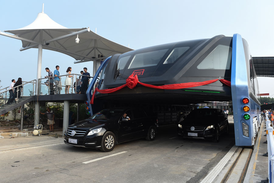Autobús de tránsito elevado de fabricación china es probado en norte del país