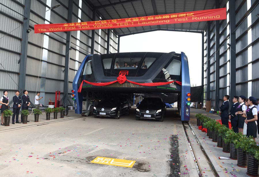 Autobús de tránsito elevado de fabricación china es probado en norte del país