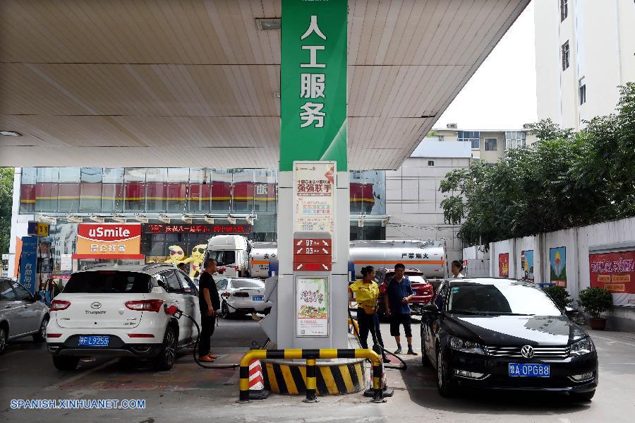 China rebaja precios de combustibles