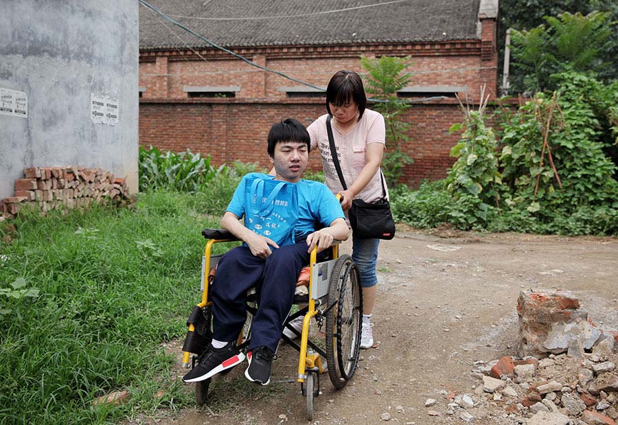 Zhu Zhiqiang con su madre, que ha sido siempre su compañera más cercana, el 8 de julio de 2016.