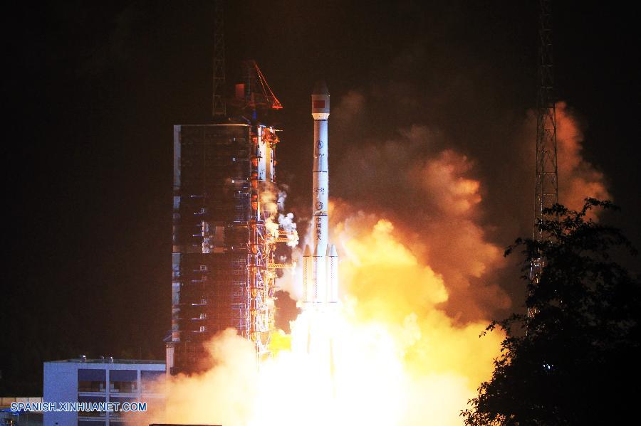 SICHUAN, agosto 5, 2016 (Xinhua) -- Imagen del primer satélite de telecomunicaciones móviles Tiantong-01 siendo lanzado con el cohete transportador Gran Marcha-3B desde el Centro de Lanzamiento de Satélites Xichang, en la provincia de Sichuan, en el suroeste de China, el 5 de agosto de 2016. El Tianton-01 es el primer satélite del sistema de telecomunicaciones móviles por satélite hecho en China, y parte clave de la infraestructura de información espacial del país. (Xinhua/Du Cai)