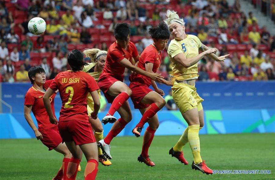 A pesar de perder 3-0 frente al anfitrión Brasil el 3 de agosto en el primer juego de los Juegos Olímpicos de Río, China venció el sábado 2-0 a Sudáfrica y empató hoy 0-0 con Suecia, con lo que llegó a cuartos de final.(Xinhua/Li Ming)