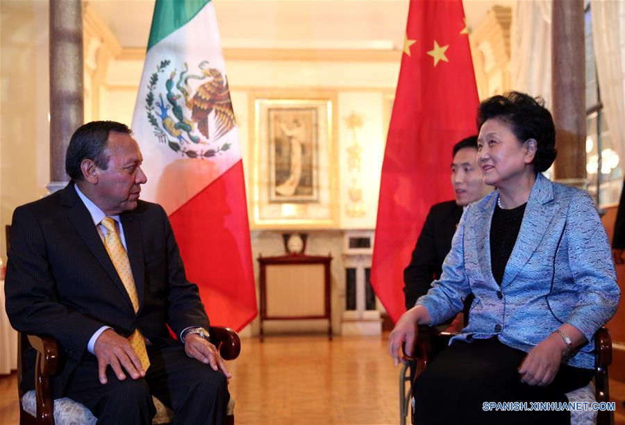 La viceprimera ministra de China, Liu Yandong (d), se reúne con Jesús Zambrano Grijalva, presidente de la Cámara de Diputados, en la Ciudad de México, México, el 9 de agosto de 2016. (Xinhua/David de la Paz)