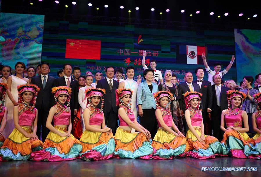 La viceprimera ministra de China, Liu Yandong (7-i, segunda fila), posa con intérpretes luego de asistir a un espectáculo para celebrar el Año de Intercambio Cultural China-América Latina en 2016, en la Ciudad de México, México, el 9 de agosto de 2016. (Xinhua/David de la Paz)