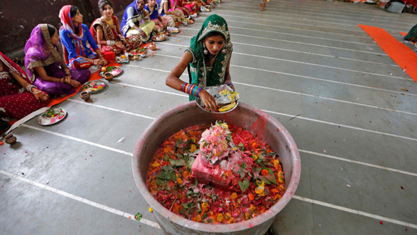 Una joven ofrece su lengua a una diosa hindú para cumplir todos sus deseos