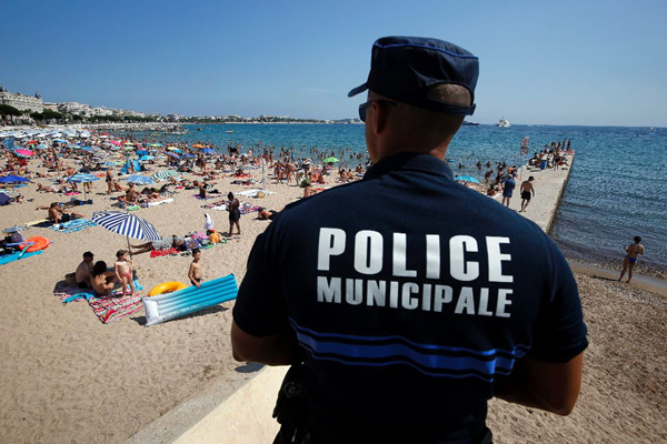 La Policía de Cannes ya ha detenido a unas 10 mujeres por llevar «burkini» en la playa