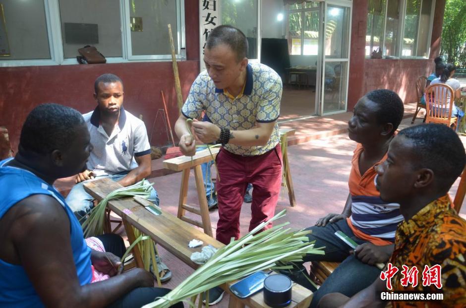 Ghaneses aprenderán el arte de tejer bambú en Sichuan