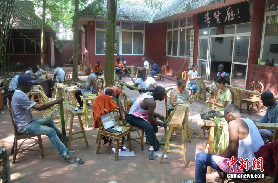Ghaneses aprenderán el arte de tejer bambú en Sichuan