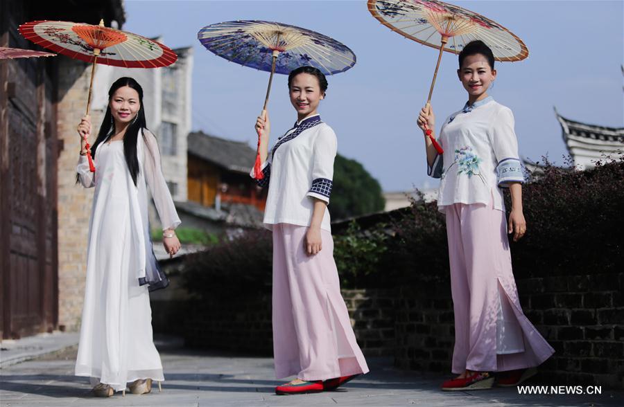 El estilo Han se luce durante una presentación de vestuario tradicional en Guizhou