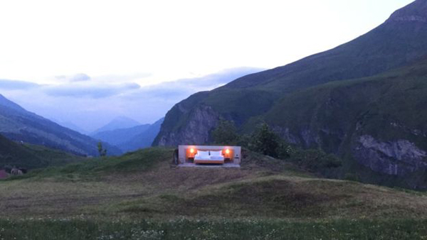 La habitación del antihotel más grande del mundo: una cama en medio de los Alpes suizos