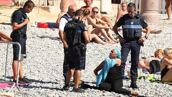 Policías franceses obligan a desvestirse a mujer musulmana en una playa