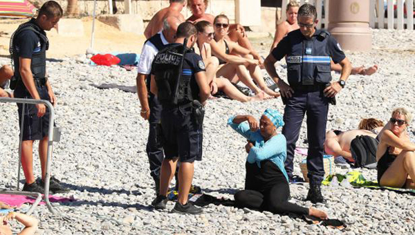 Obligan a una mujer a quitarse el «burkini» en una playa de Niza