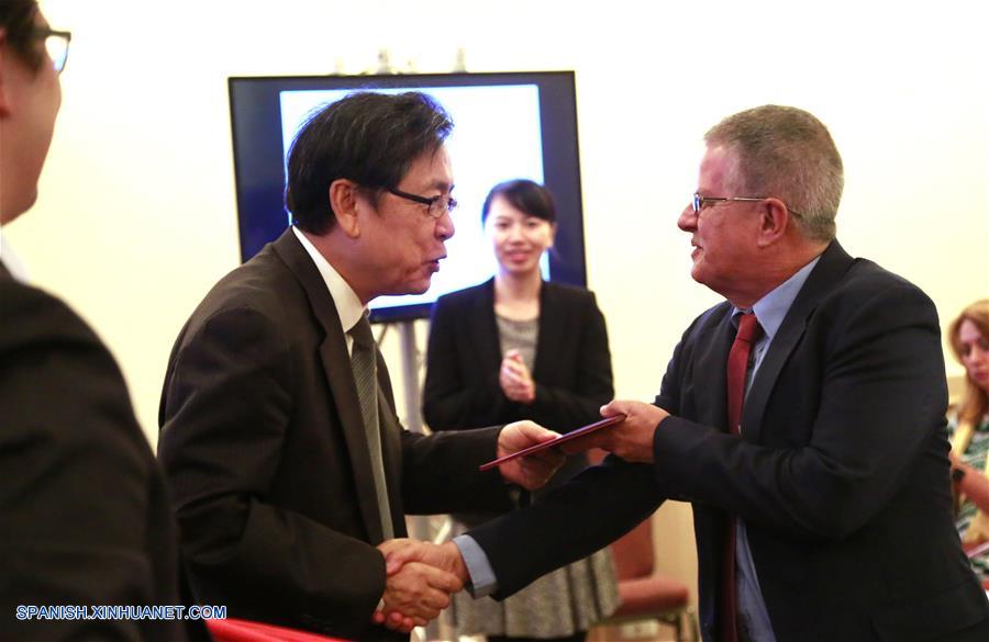 Imagen del 26 de agosto de 2016 del embajador de China en Costa Rica, Song Yanbin (i), entregando un certificado a un asistente del primer seminario "Tecnología de Conservación de Agua y Protección Ambiental" durante la graduación de los participantes, en San José, capital de Costa Rica.