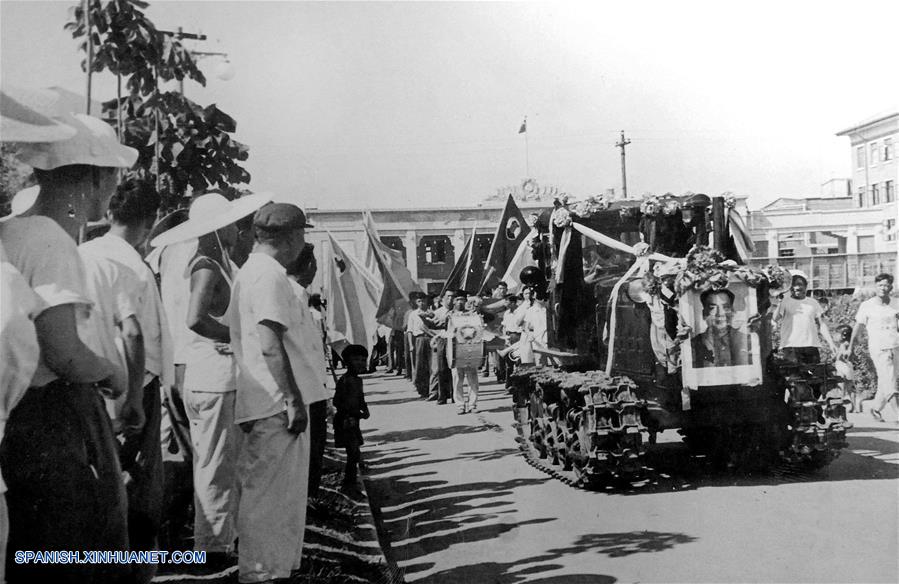  Imagen de archivo tomada en el 20 de julio de 1958, de una vista del primer tractor "Dongfanghong" producido por la Primer Fábrica de Tractor de Luoyan, en Luoyang, provincia de Henan, en el centro de China.