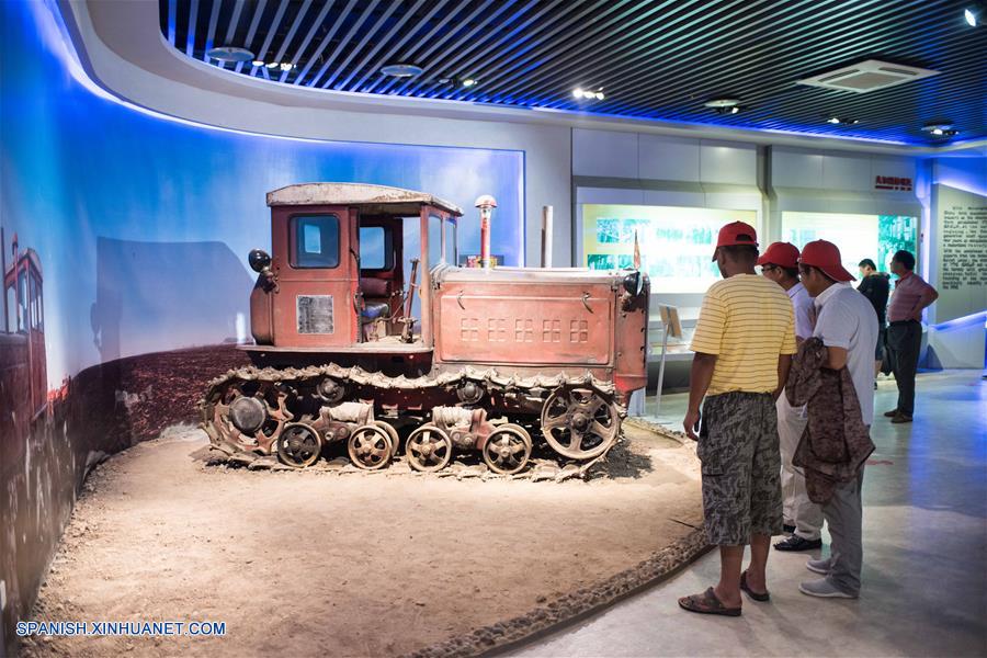  Imagen del 15 de agosto de 2016 de clientes de los tractores "Dongfanghong" visitando un museo de tractor, en Luoyang, provincia de Henan, en el centro de China.