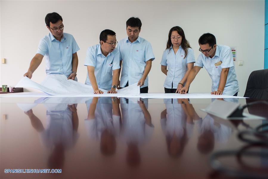 Imagen del 17 de agosto de 2016 de investigadores estudiando dibujos en el centro de investigación de YTO, en Luoyang, provincia de Henan, en el centro de China.