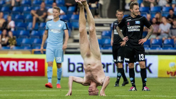 Un exjugador danés hace el pino desnudo en pleno partido