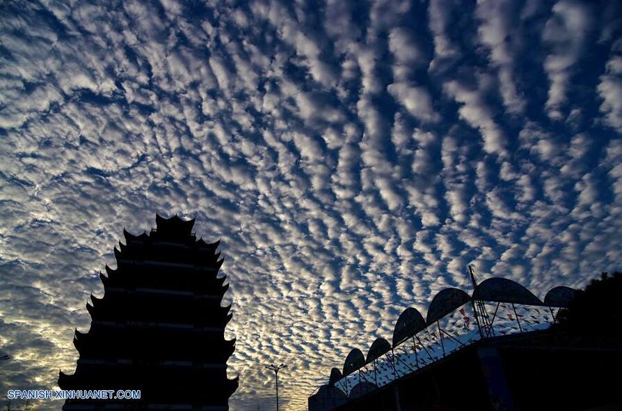 Shandong: Nubes flotan en el cielo azul sobre Zaozhuang