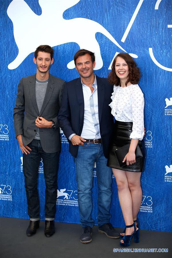 El actor Pierre Niney (d) la actriz Paula Beer (i), y el director Francois Ozon (c), asisten a la sesión fotográfica para la película "Frantz" en competencia durante el 73 Festival Internacional de Cine de Venecia, en Venecia, Italia, el 3 de septiembre de 2016. 