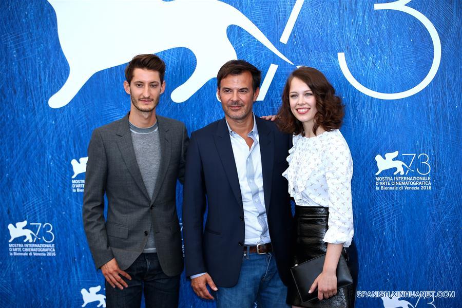 El actor Pierre Niney (i) la actriz Paula Beer (d), y el director Francois Ozon (c), asisten a la sesión fotográfica para la película "Frantz" en competencia durante el 73 Festival Internacional de Cine de Venecia, en Venecia, Italia, el 3 de septiembre de 2016.