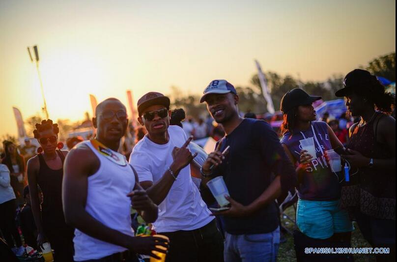 Tres hombres posan durante el festival musical "Huawei Joburg Day", en Johannesburgo, Sudáfrica, el 3 de septiembre de 2016. El festival musical anual "Joburg Day", patrocinado en 2016 por la empresa china Huawei, comenzó el sábado con la participación de 11 grupos artísticos locales y bandas al que acudieron aproximadamente 22,000 visitantes. (Xinhua/Zhai Jianlan)