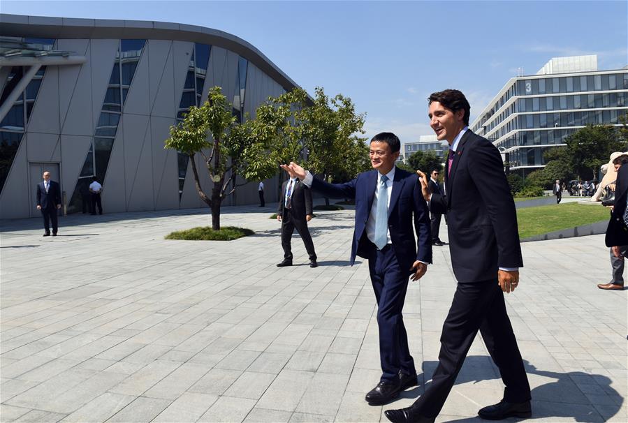 El primer ministro de Canadá, Justin Trudeau (d) y el presidente de la empresa Alibaba, Jack Ma (i), visitan las oficinas de Alibaba, en Hangzhou, capital de la provincia de Zhejiang, en el este de China, el 3 de septiembre de 2016. El sábado, una tienda en línea oficial de Tmall para especialidades canadienses fue lanzada en la tienda de Alibaba, una de las plataformas en línea más populares en China. El primer ministro canadiense, Justin Trudeau, se encuentra en Hangzhou para asistir a la onceava Cumbre del Grupo de los 20 (G20) que se lleva a cabo el 4 y 5 de septiembre. (Xinhua/Jin Liangkuai)