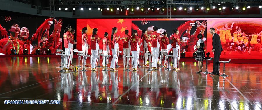 Selección de voleibol femenino china en Universidad de Tsinghua y Universidad de Beijing