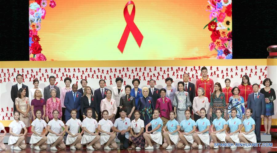 Peng Liyuan asiste a actividad contra sida con esposas de líderes de G20