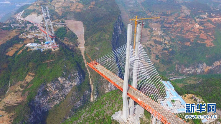 Terminan principal tramo de puente elevado en suroeste de China