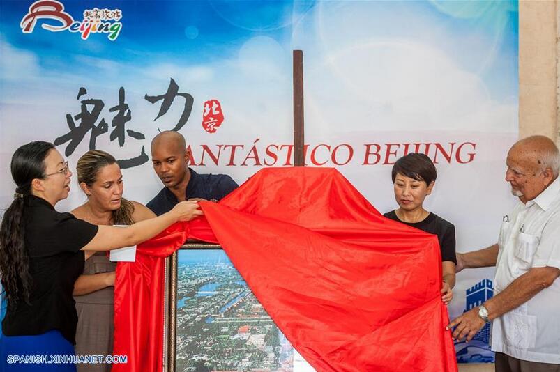  Delegados inauguran la exhibición fotográfica "Fantástico Beijing", en la ciudad de La Habana, capital de Cuba, el 9 de septiembre de 2016. "Fantástico Beijing", una actividad con el objetivo de promover el turismo de Beijing, comenzó el viernes en La Habana. (Xinhua/Liu Bin)
