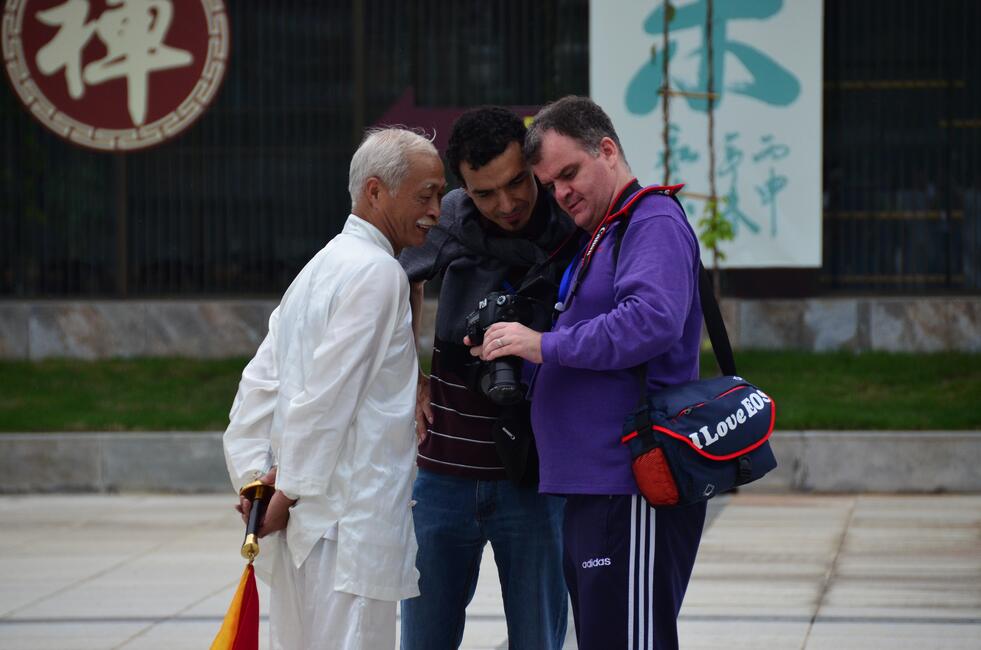 Periodistas extranjeros visitan el Templo Dafo de Emeishan