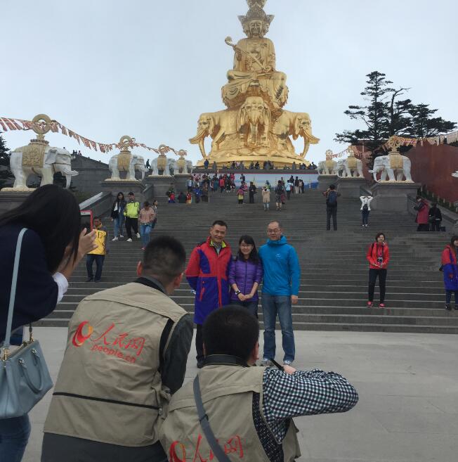 Periodistas extranjeros visitan el Monte Emeishan en Sichuan