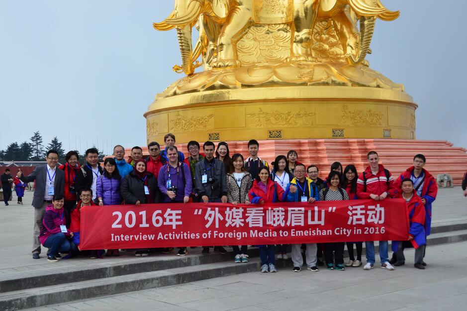 Periodistas extranjeros visitan el Monte Emeishan en Sichuan