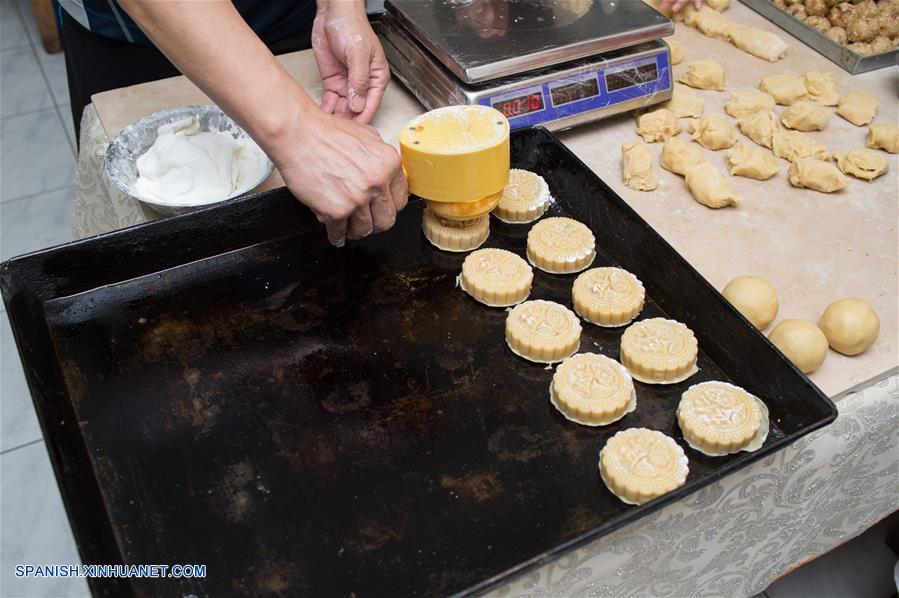 Un repostero elabora tartas de luna en un restaurante chino, en El Cairo, Egipto, el 14 de septiembre de 2016. La tarta de luna es un producto de pastelería tradicional chino consumido durante el Festival de Medio Otoño, que cae el día 15 del noveno mes del calendario lunar. (Xinhua/Meng Tao)