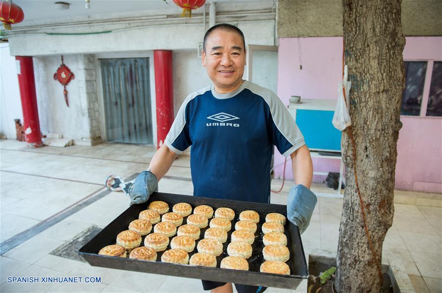 Un repostero muestra tartas de luna luego de hornearlas en un restaurante chino, en El Cairo, Egipto, el 14 de septiembre de 2016. La tarta de luna es un producto de pastelería tradicional chino consumido durante el Festival de Medio Otoño, que cae el día 15 del noveno mes del calendario lunar. (Xinhua/Meng Tao)
