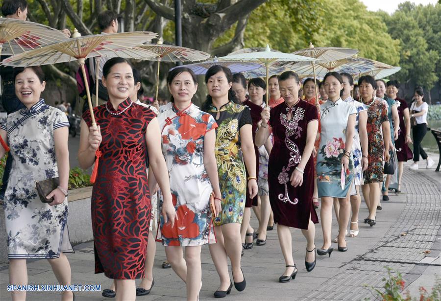 Hangzhou: Mujeres presentan el Qipao en una exhibición de vestidos por parte del Lago Oeste
