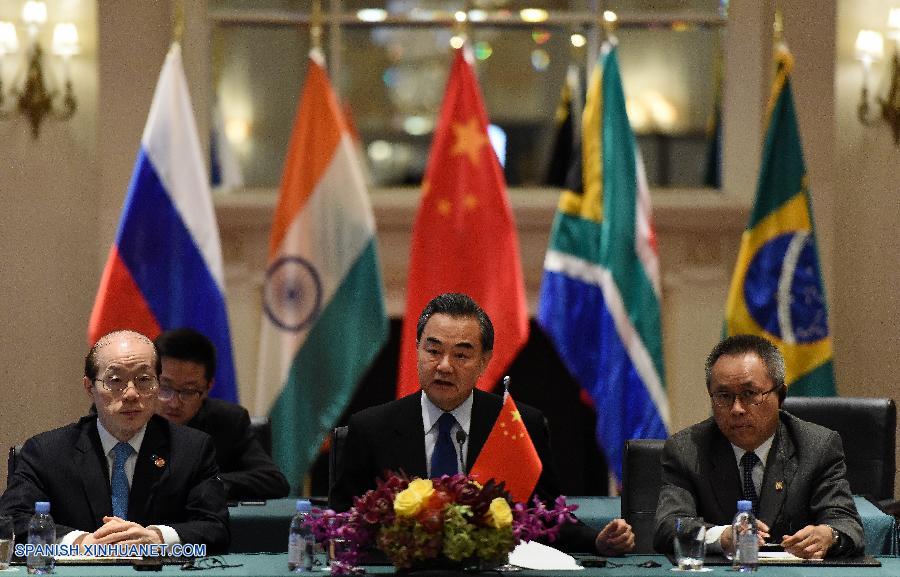 Canciller chino pide a BRICS preservar paz mundial y promover crecimiento global