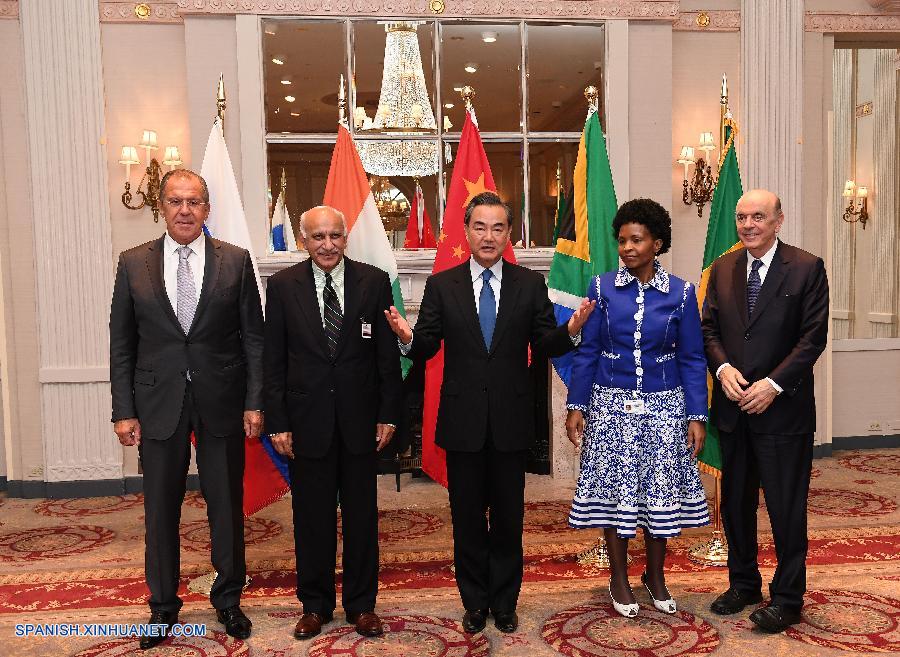Canciller chino pide a BRICS preservar paz mundial y promover crecimiento global