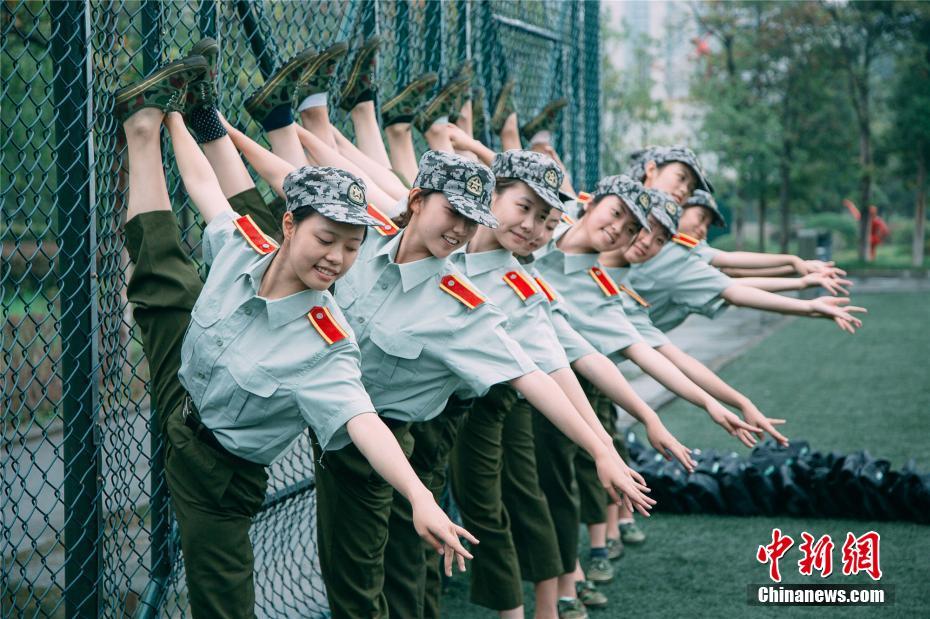 Las estudiantes de danzade la Universidad de Chongqing bailan en los descansos del entrenamiento militar