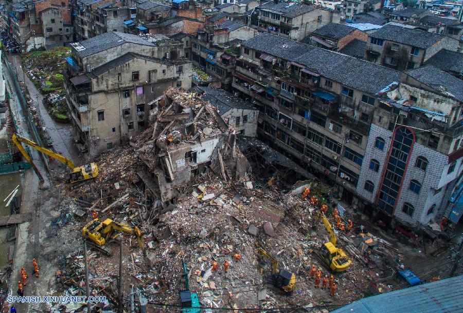 Sube a 10 cifra de muertos en colapso de casas en este de China