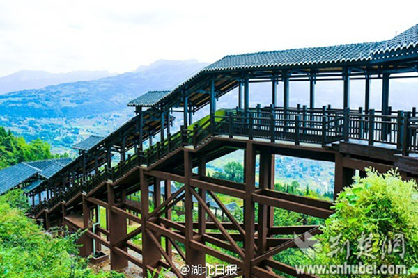China estrena la escalera mecánica más larga del mundo